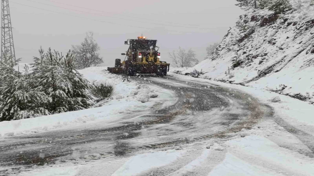Antalyanın yüksek kesimlerinde karla mücadele çalışması