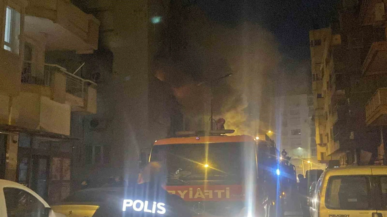 Apartman dairesi küle döndü, ev sahibi komşuların yardımıyla evden çıkartıldı