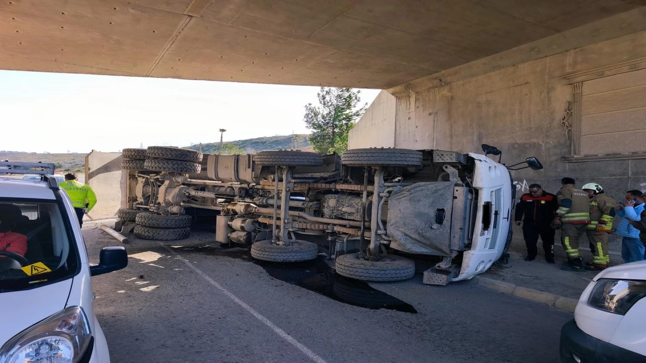 Arsuzda hafriyat kamyonu devrildi