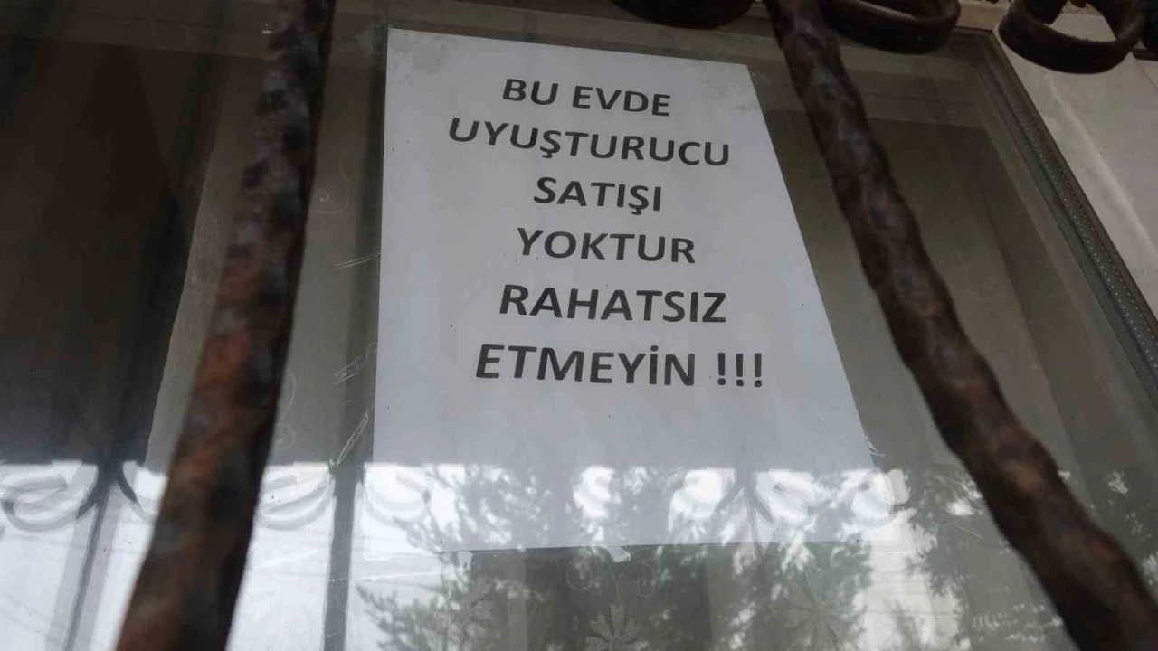 Bağımlılardan bıktı, evini camına Bu evde uyuşturucu satışı yoktur, rahatsız etmeyin yazlı not astı