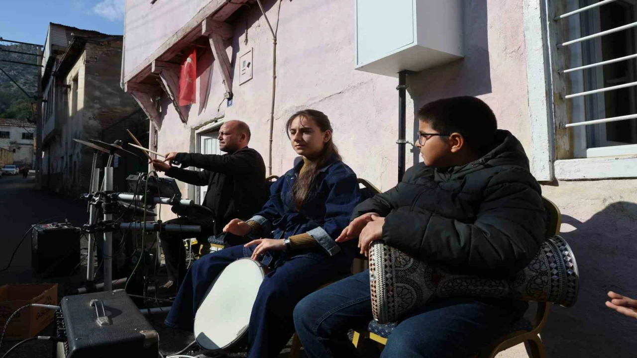 Barış Manço, annesiyle bir dönem yaşadığı evin önünde anıldı