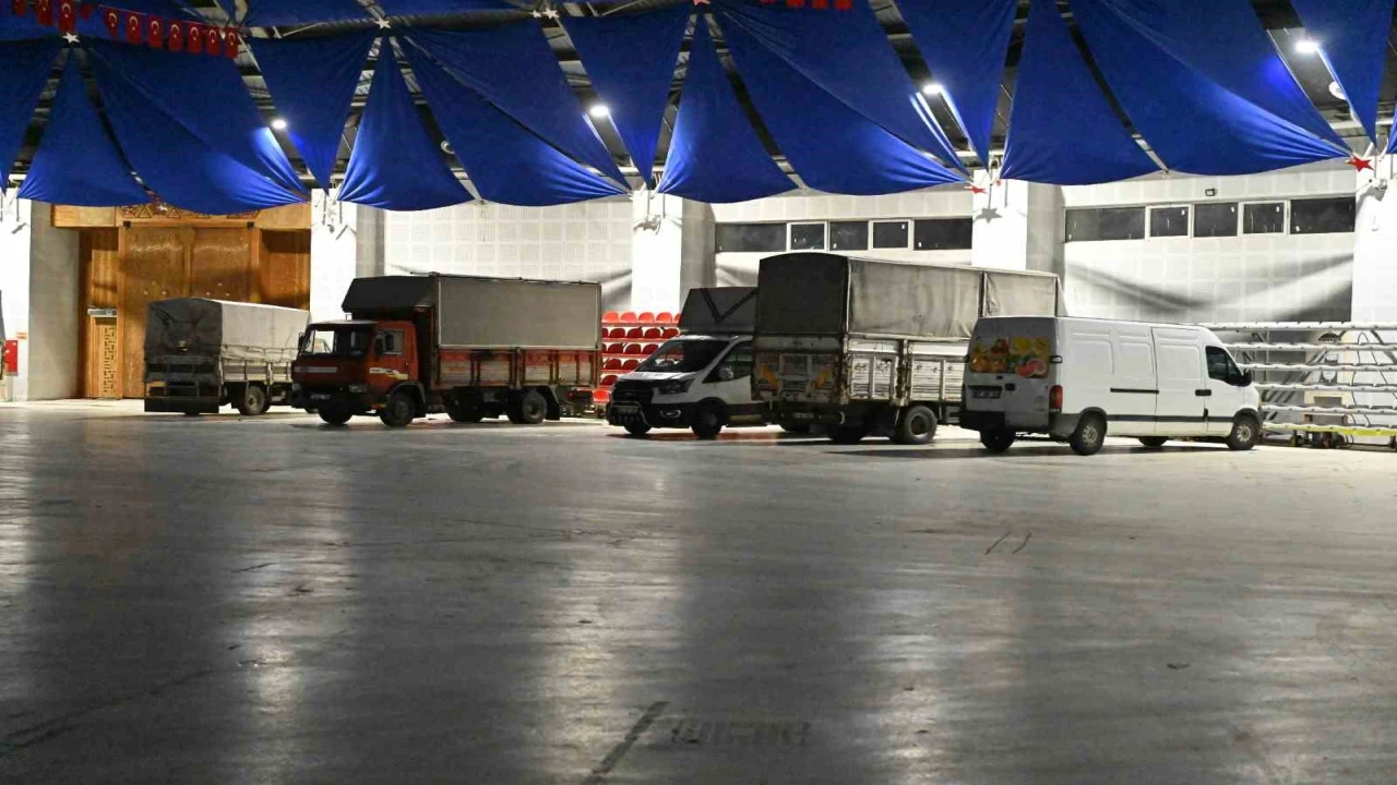 Başkan Başdeğirmen soğuk havalara karşı pazarcı esnafına Gökkubbe Fuar Alanını açtı