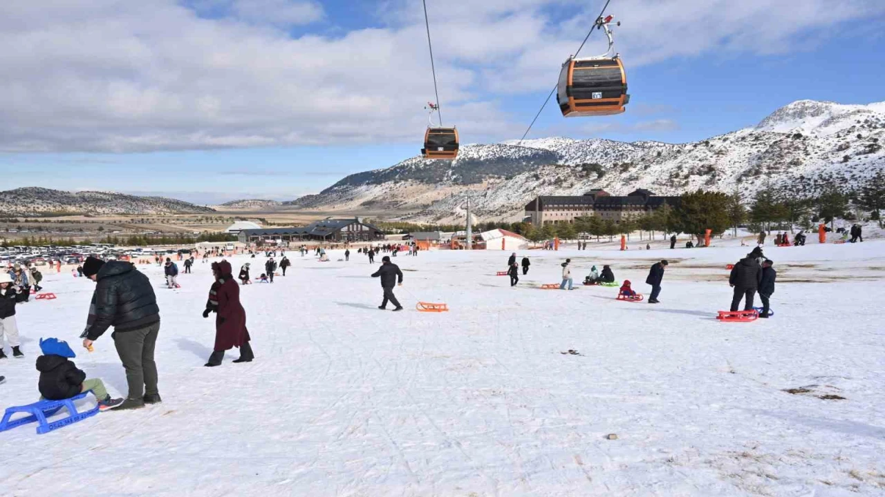Belediyenin sömestir sürprizi çocukları Davrazda karla buluşturdu