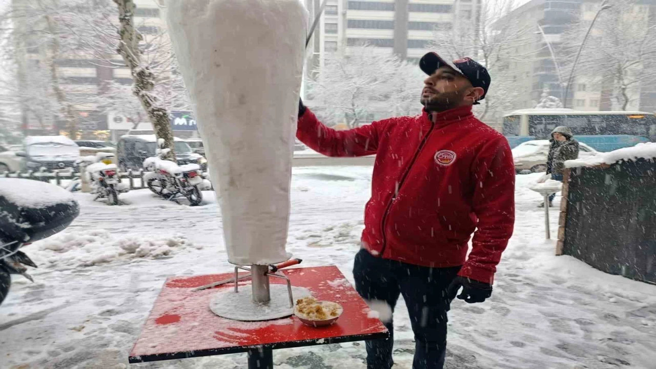Beyaza bürünen Kahramanmaraşta karsambaç vazgeçilmez tatlı oldu