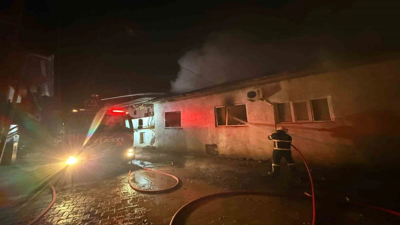 Burdurda çıkan yangında ev küle döndü, 5 kişi kurtuldu