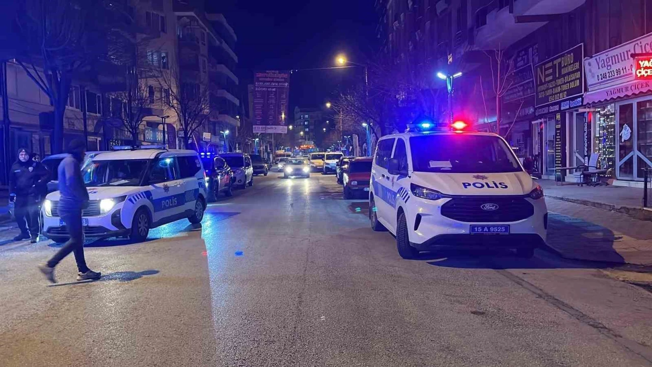 Burdurda eğlence mekanında çıkan kavgada 2 kişi bıçaklandı