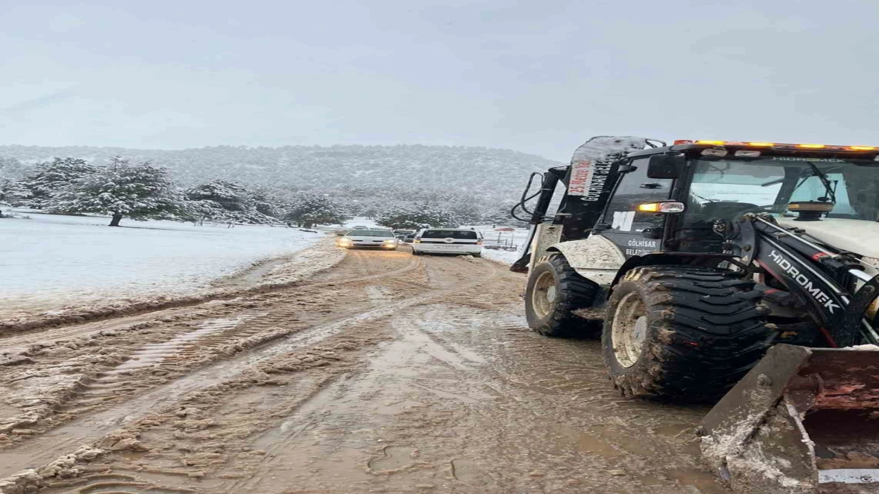 Burdurda karda mahsur kalanlar kurtarıldı