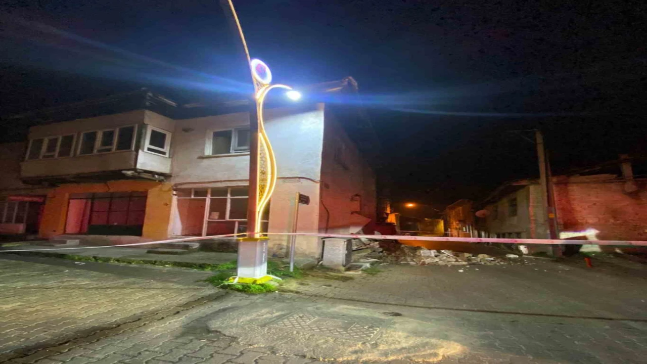 Burdurda kerpiç evin duvarı çöktü