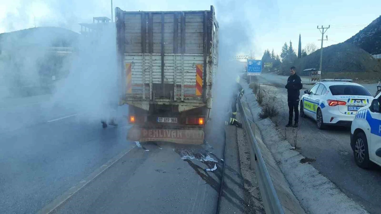 Burdurda seyir halindeki kamyonette yangın