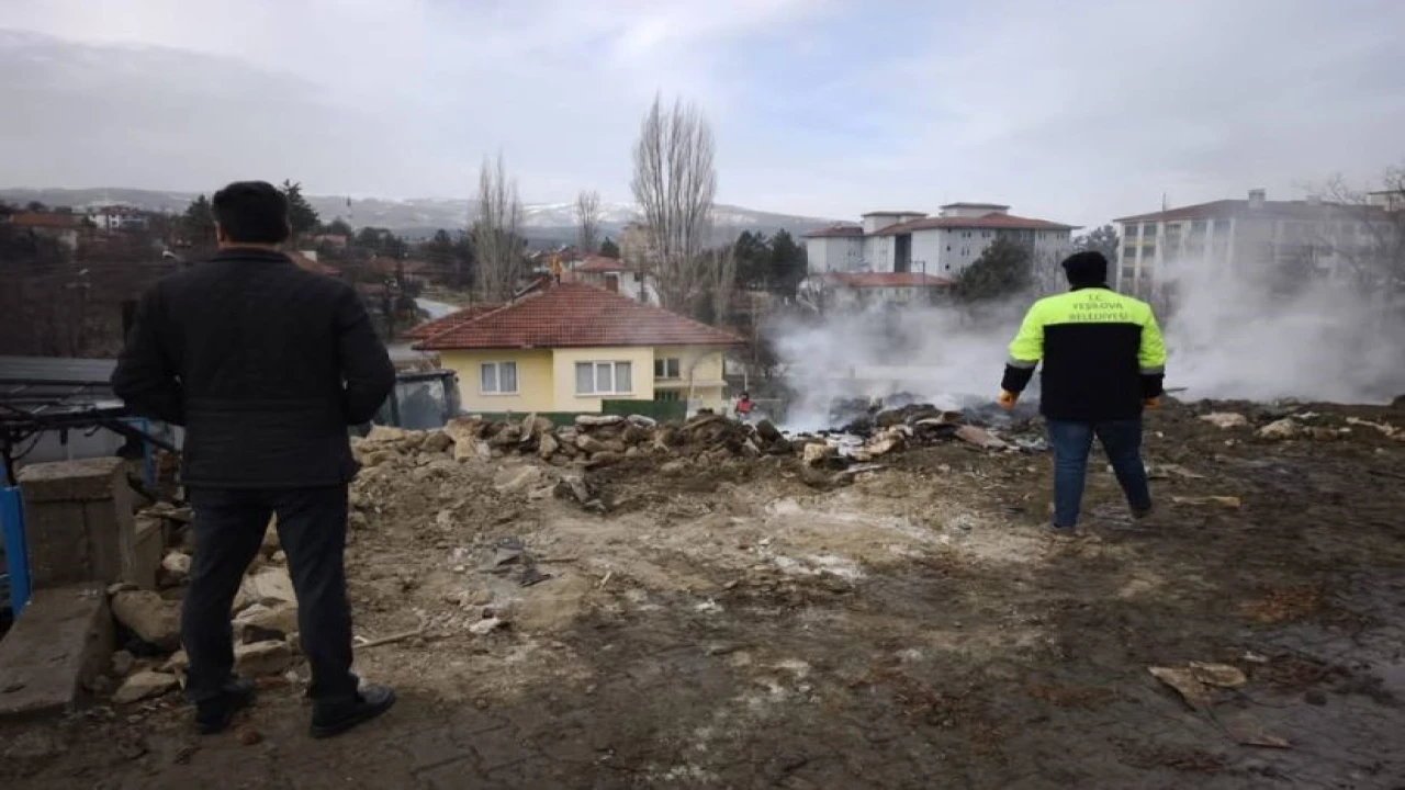 Burdurda yangında evde mahsur kalan vatandaşı itfaiye erleri kurtardı