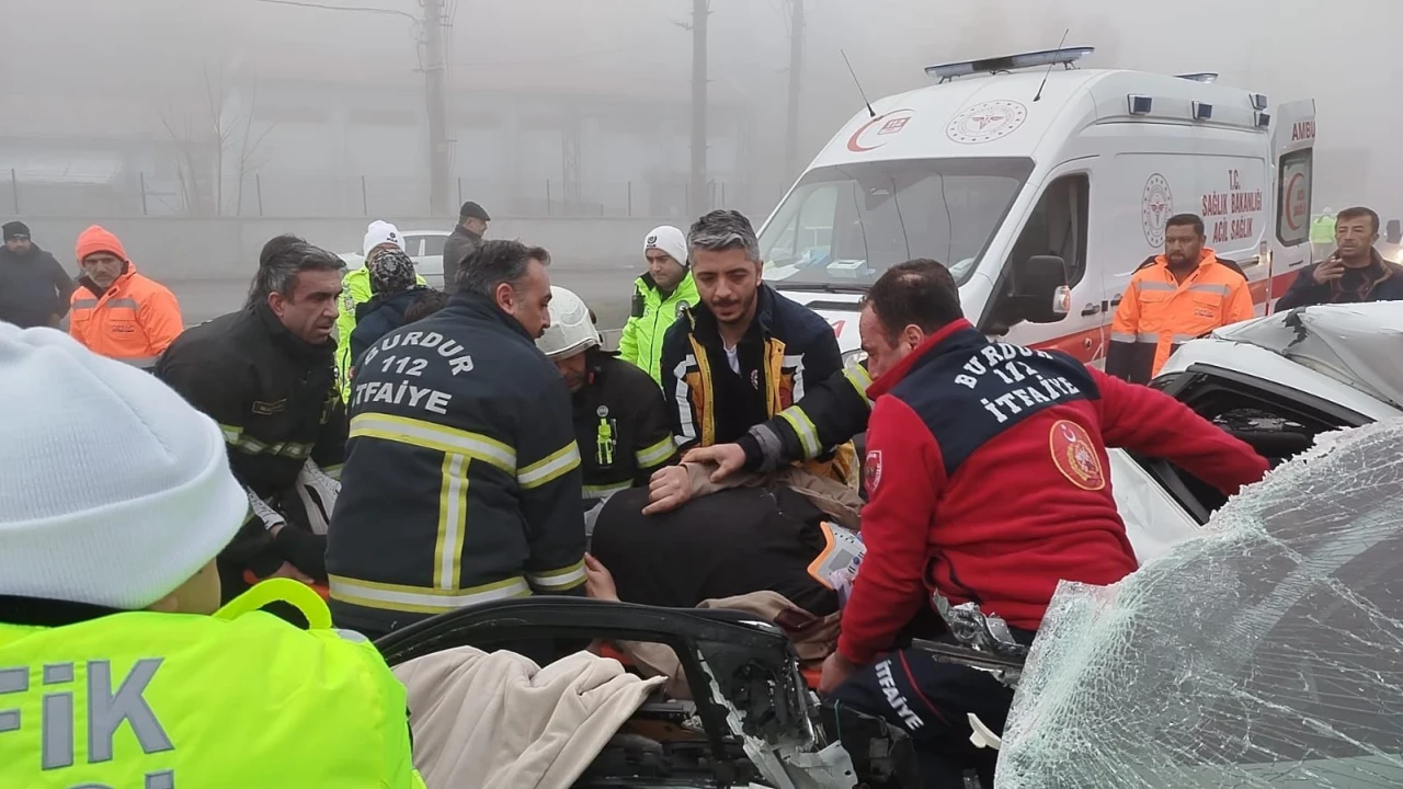 Burdurda yoğun siste zincirleme kaza: 1i ağır 2 yaralı