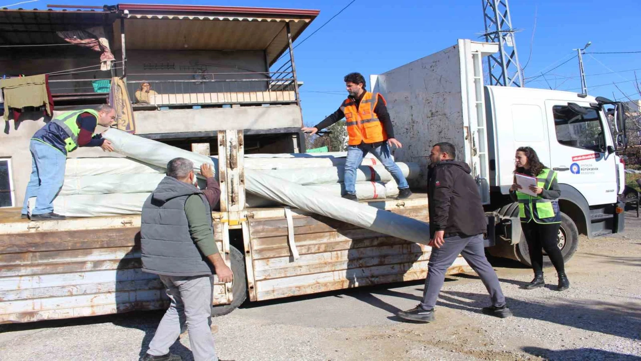 Büyükşehir Belediyesinden hortumdan zarar gören üreticiye destek