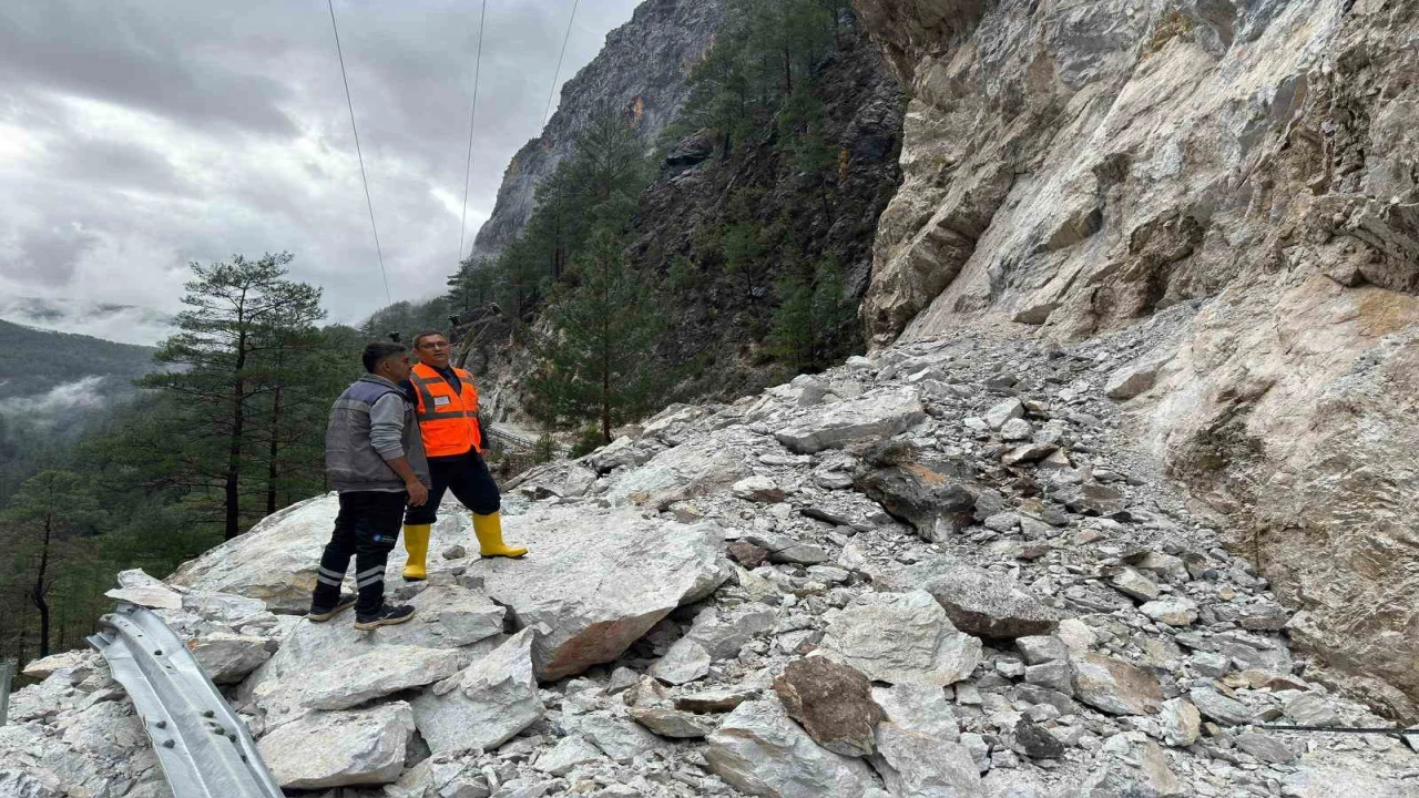 Büyükşehir ekiplerinden Alacami yolunda heyelan çalışması