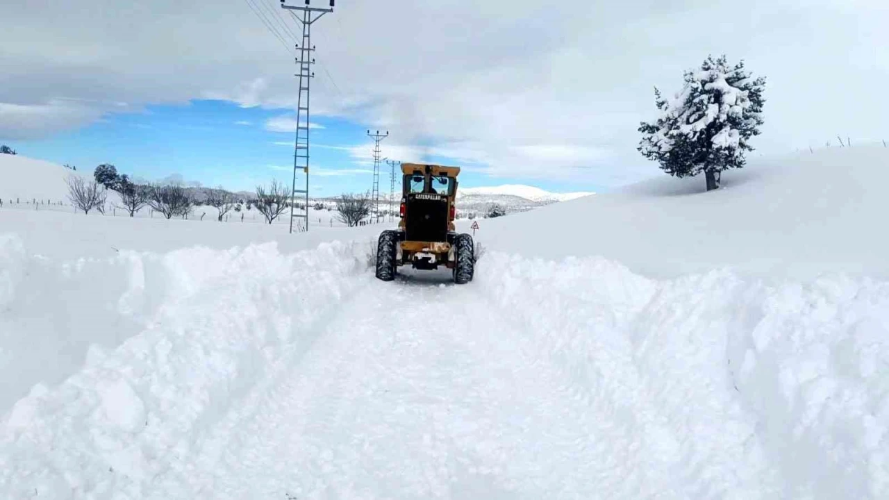 Büyükşehir, kırsalda karla mücadeleyi sürdürüyor