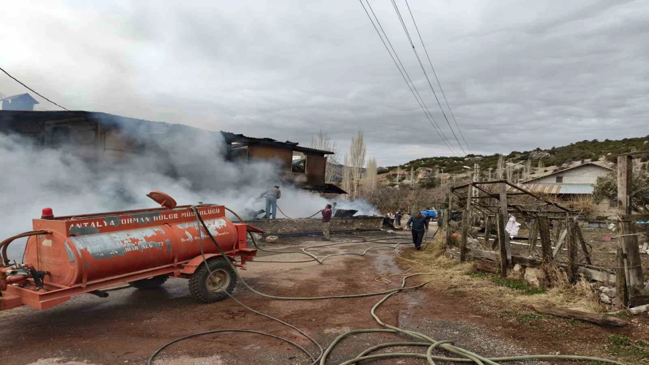 Çıkan yangında ev küle döndü, 1 kişi dumandan etkilendi, 3 hayvan telef oldu
