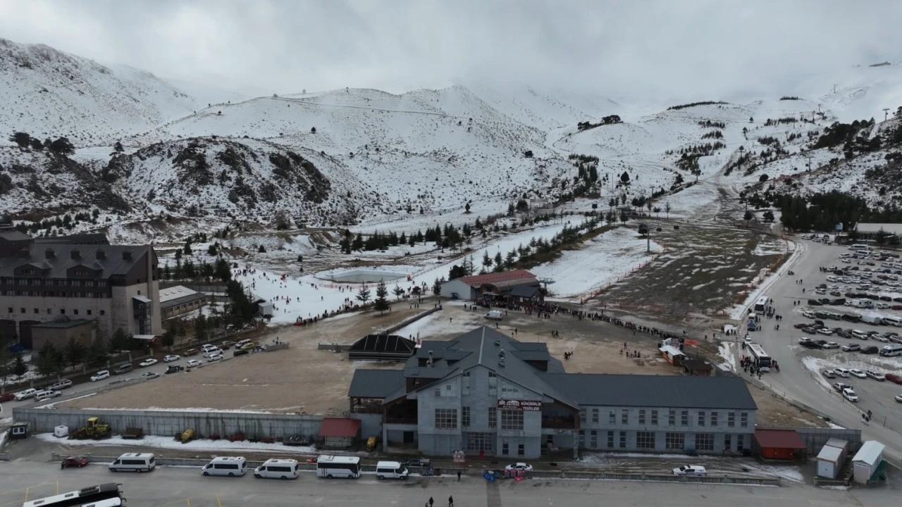 Çocuklar sömestir tatilinin keyfini Davraz Kayak Merkezinde çıkardı