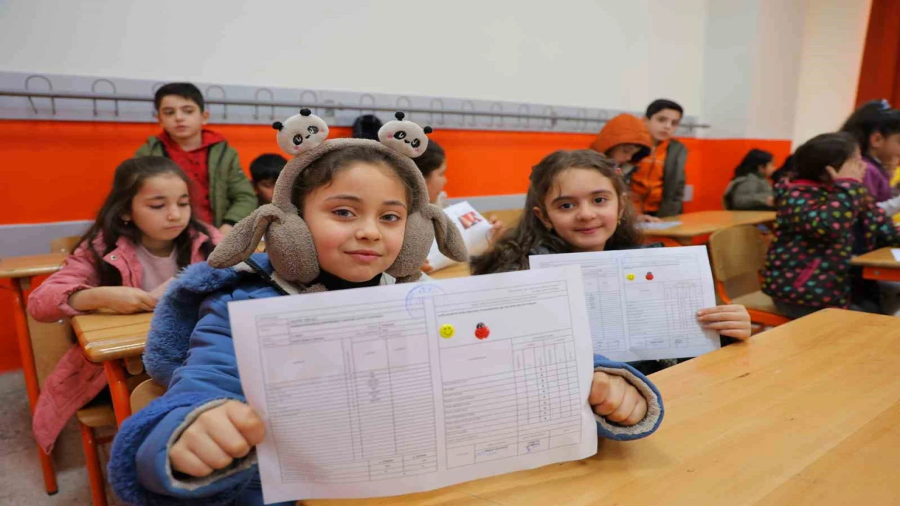 Deprem bölgesindeki Haydar Aliyev İlkokulunda karne heyecanı