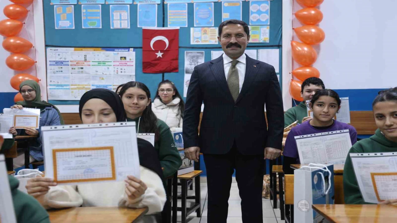 Depremin ardından 224 yeni okulun inşa edildiği Hatayda 374 bin öğrenci karne heyecanı yaşadı