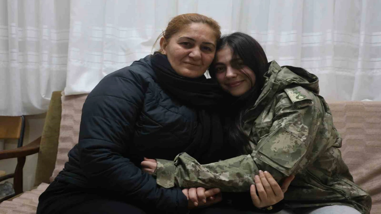 Depremzede Belizin, kendisine üşümesin diye montunu veren albayla görüşmesinde duygusal anlar yaşandı