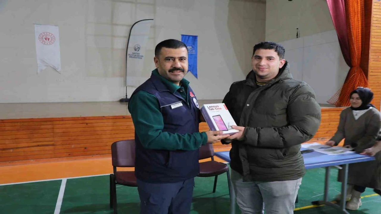 HBB'den Depremzede öğrencilere burs ve tablet desteği