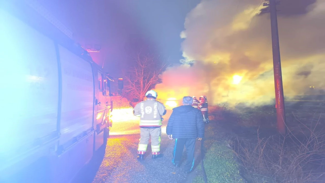 Dörtyolda yanan otomobil kullanılmaz hale geldi