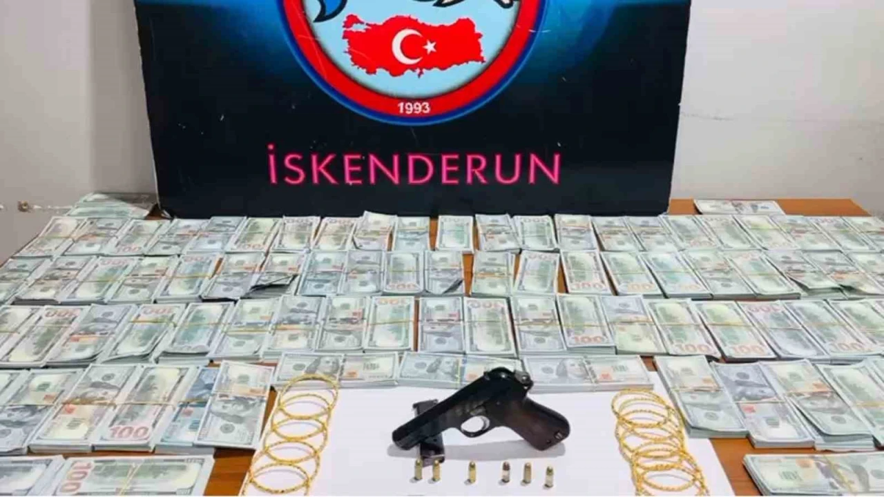 Durdurulan araçta sahte 1 milyon Amerikan doları ele geçirildi