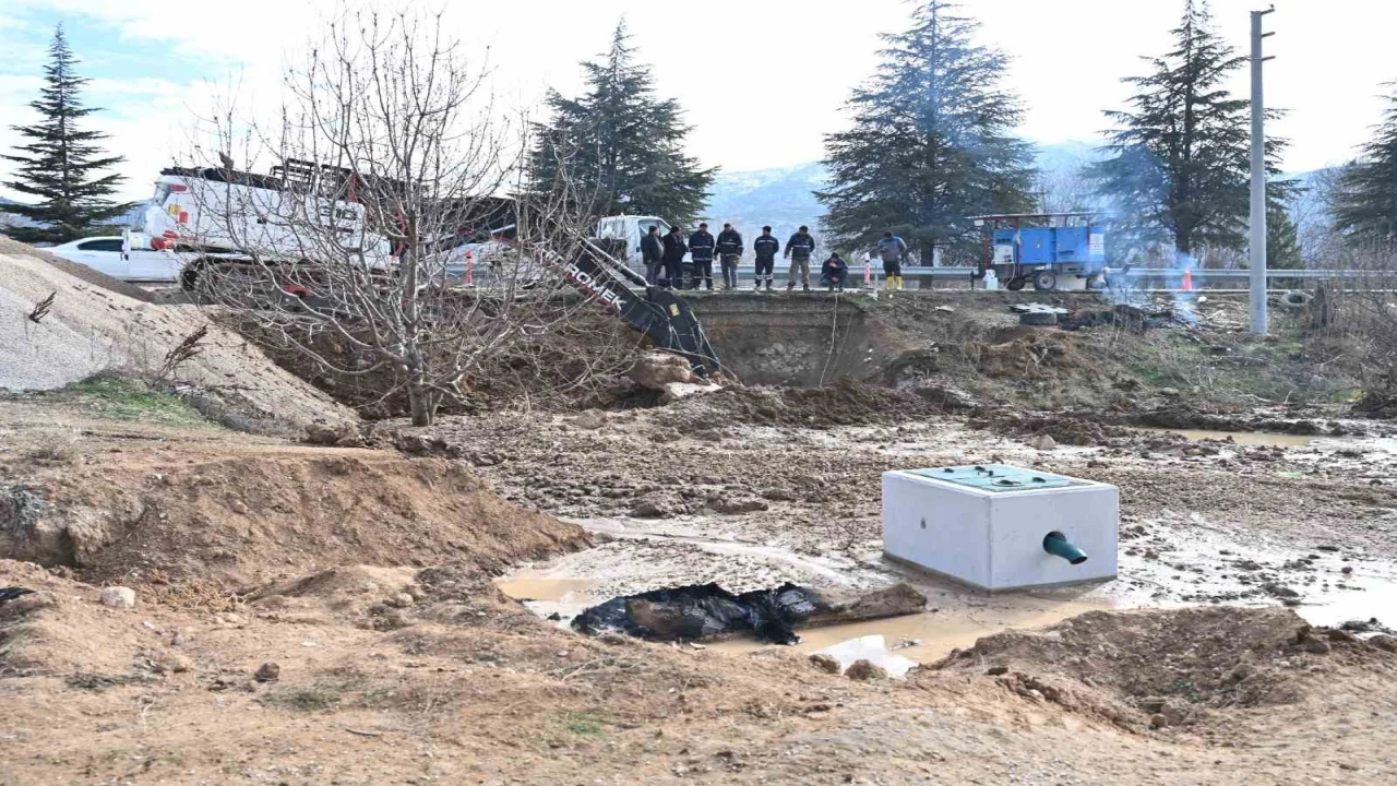 Eğirdirden gelen içme suyu borusundaki patlak ekiplerce giderildi