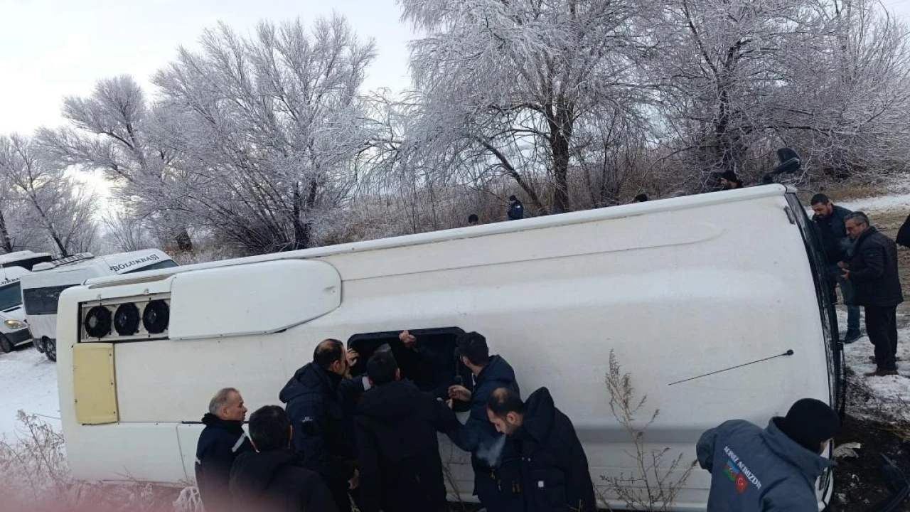 Elbistan-Çoğulhan karayolunda işçi servisi devrildi