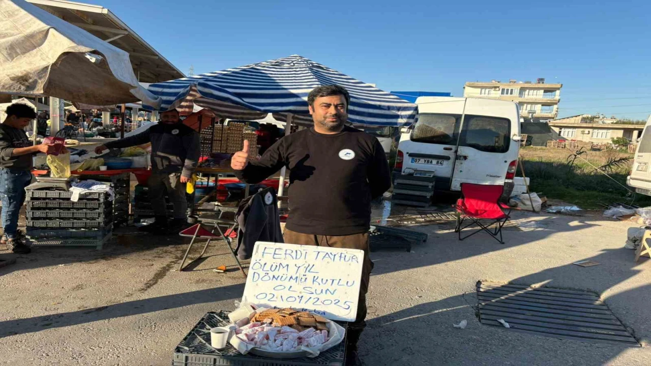 Ferdi Tayfurun ölüm yıldönümünde lokum ve bisküvi dağıttı