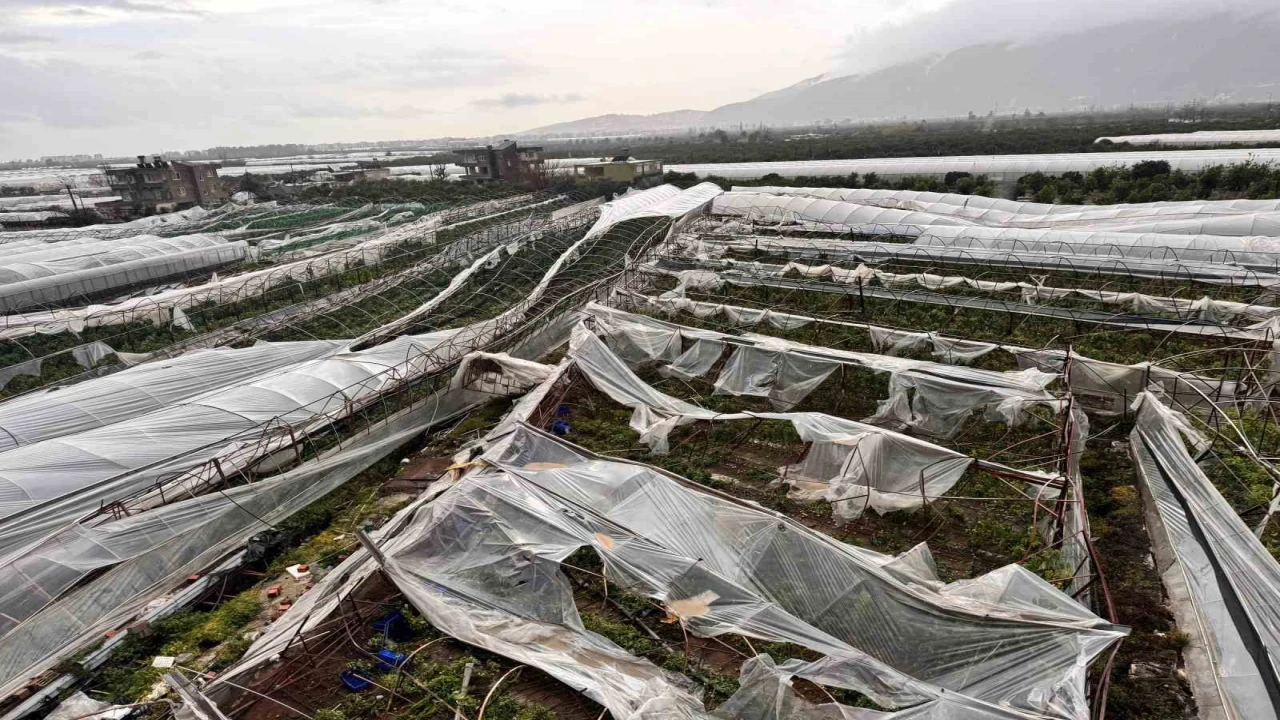 Finikede hortumun verdiği hasar gündüz ortaya çıktı