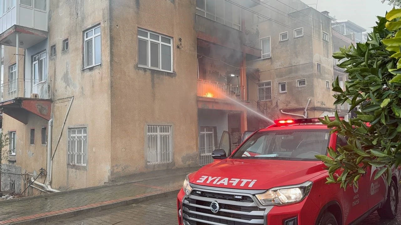 Gazipaşada üç katlı evin ikinci katında yangın çıktı