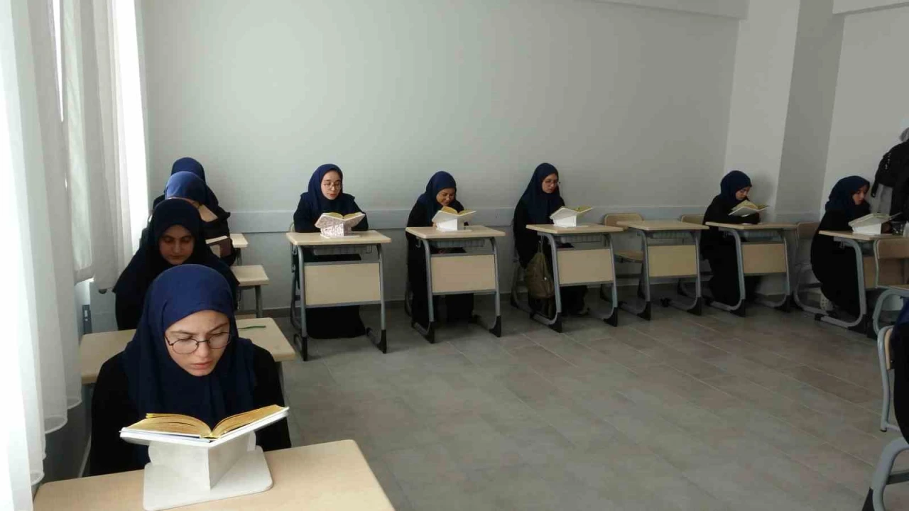 Hafızlık sınavını tamamlayan genç kızlar meşaleler, alkışlar ve Türk bayraklarıyla karşılandı