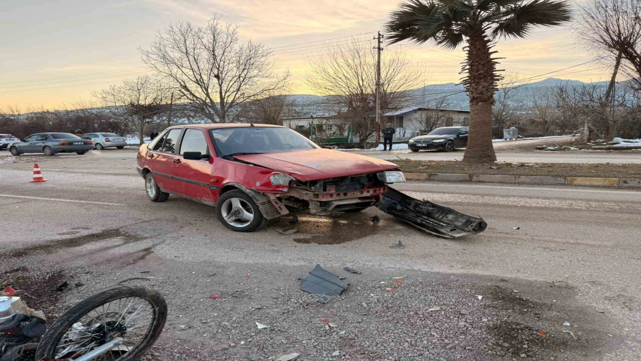 Hassada otomobille çarpışan motosikletin sürücüsü yaralandı