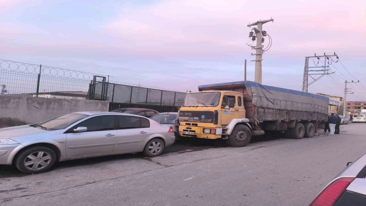 Hatayda 5 aracın çarpıştığı kaza kamerada