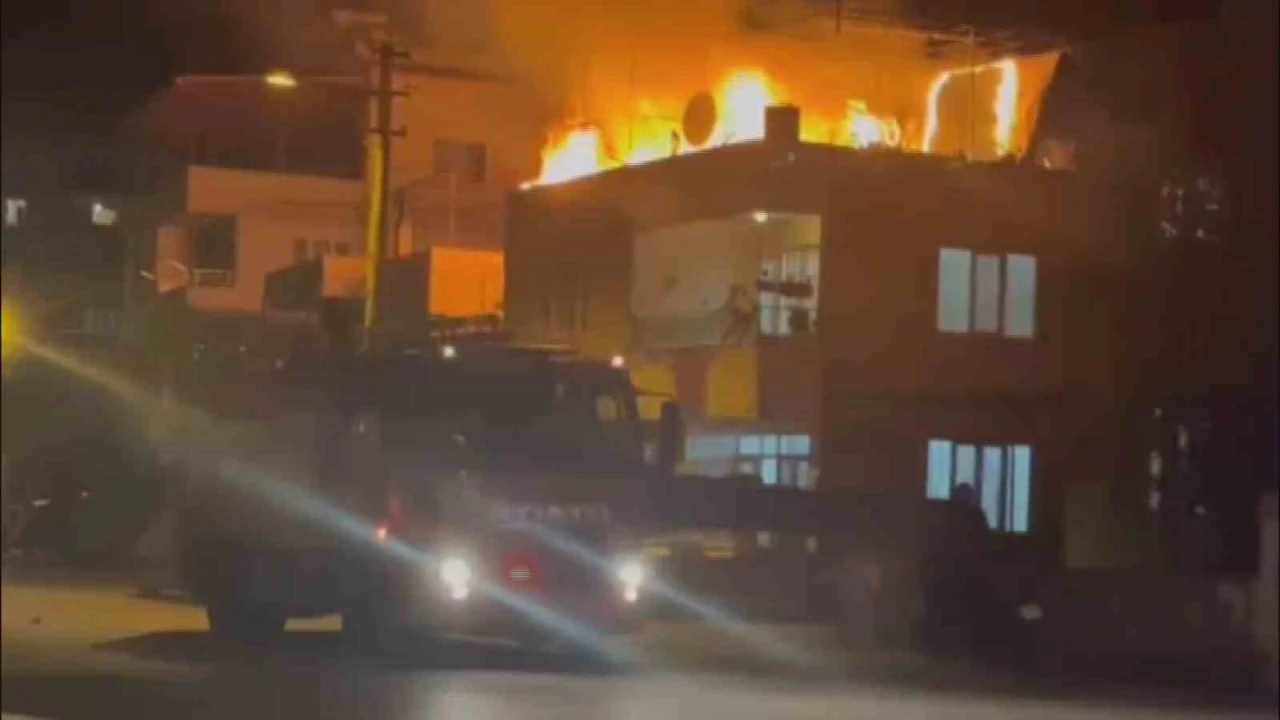 Hatayda müstakil evin damı alevlere teslim oldu