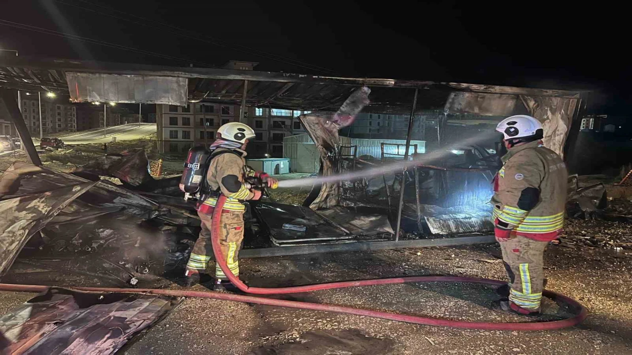 Hatayda yanan konteyner kullanılmaz hale geldi