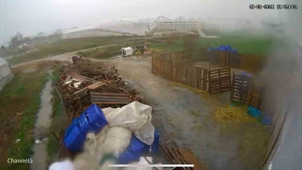 Hortum saniyeler içinde serayı yerle bir etti: O anlar kamerada