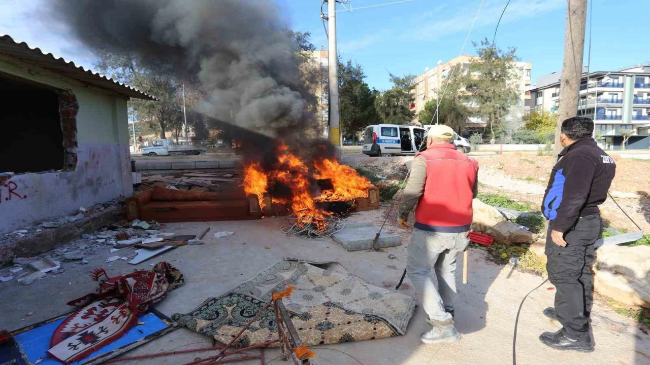 Hurdacının çevreyi kirletip Bu sefer bişeyler yapın talebine zabıtadan Vazifede merhamet yok cevabı
