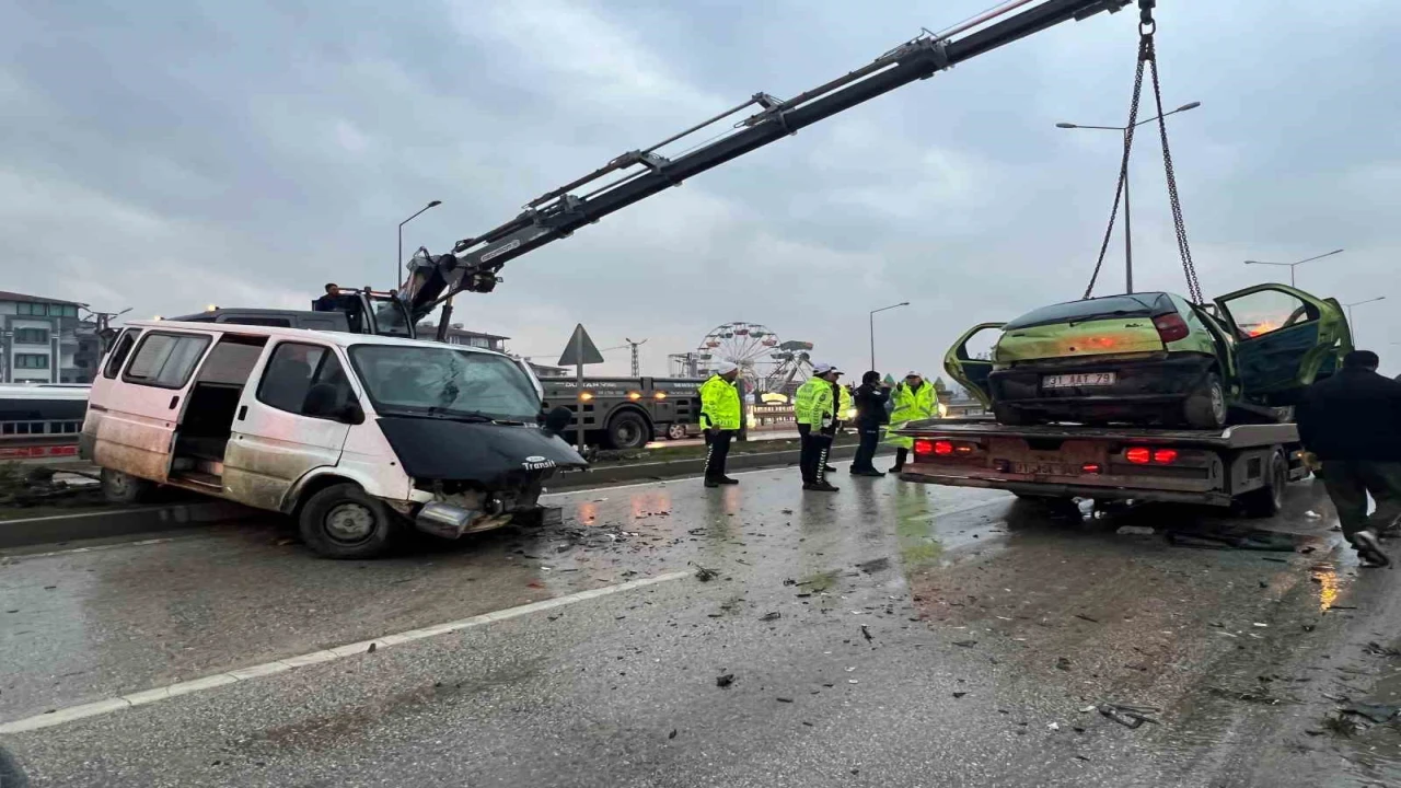 Hurdaya dönen otomobil öğretmene mezar oldu