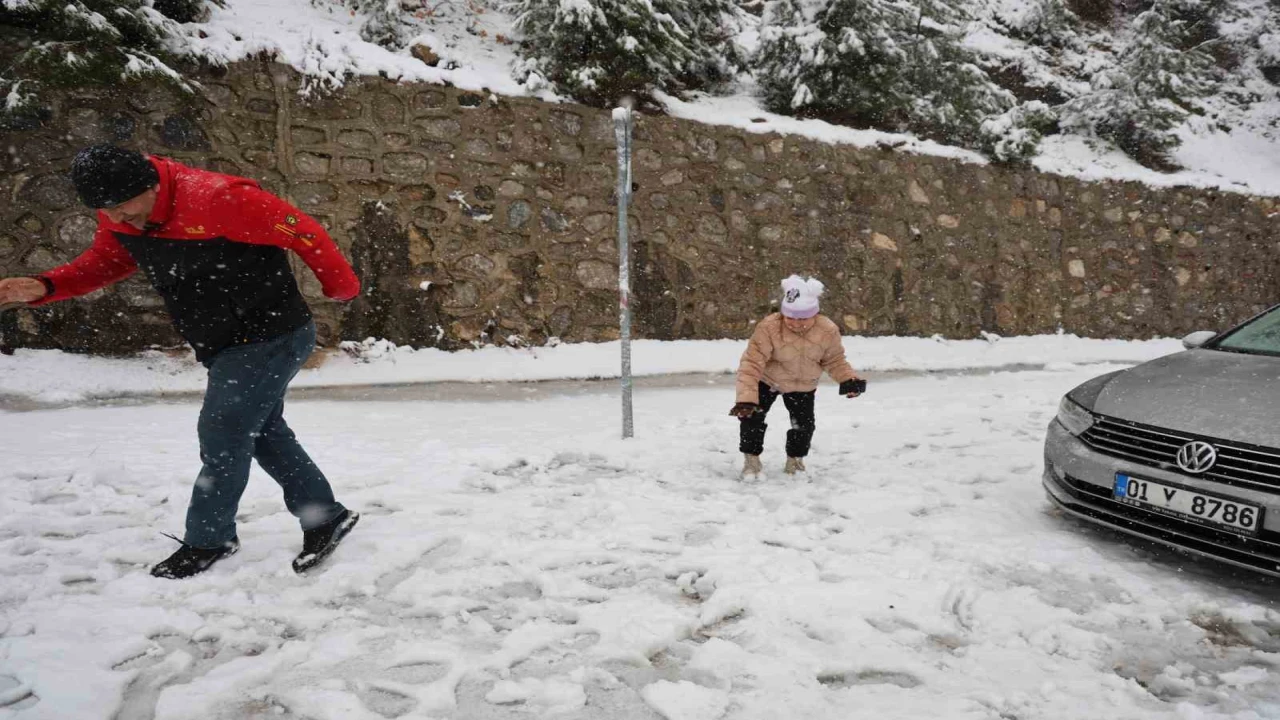 İlk kez kar yağışını izlediler