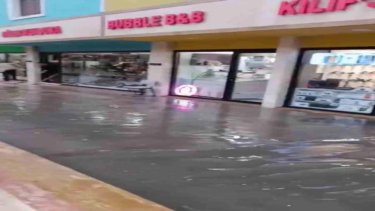 İskenderun ayakkabıcılar çarşısı sular altında kaldı
