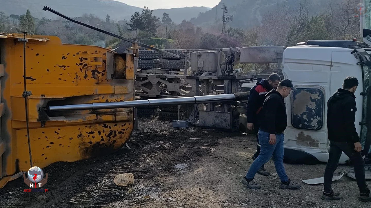 İskenderunda devrilen hafriyat kamyonunun sürücüsü yaralandı
