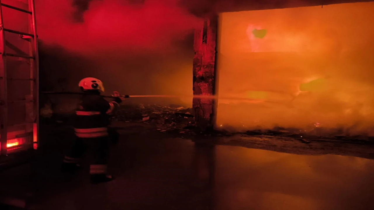 İskenderunda metruk bina yangını