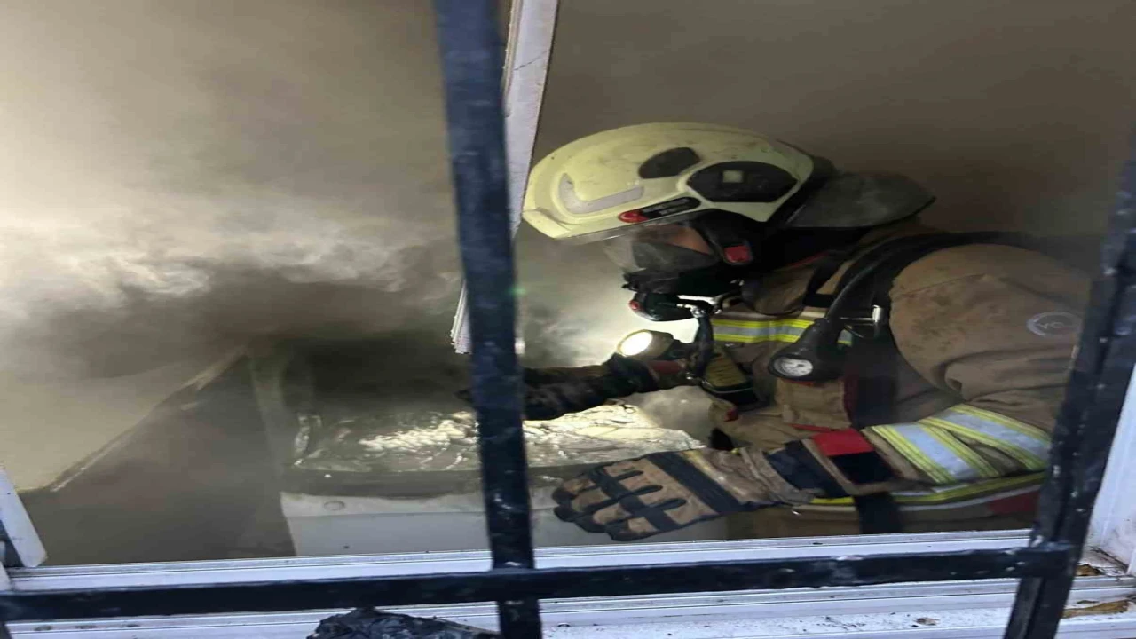 İskenderunda yangında dumandan etkilenen vatandaşı itfaiye kurtardı