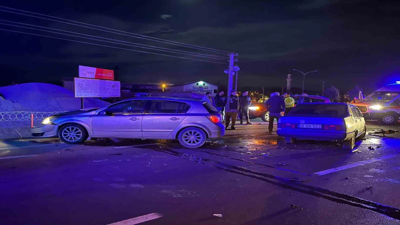 Ispartada çarpışan otomobillerin sürücüleri hafif yaralandı