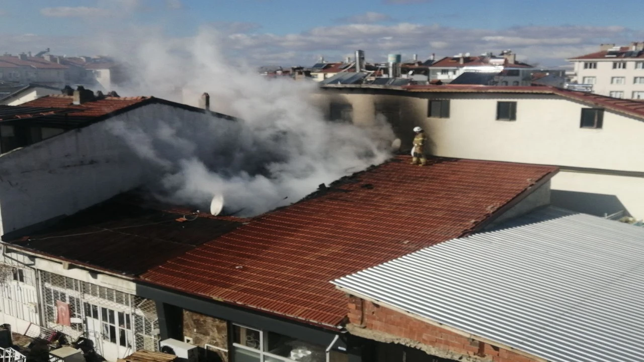 Ispartada hurda işletmesinin çatısında yangın