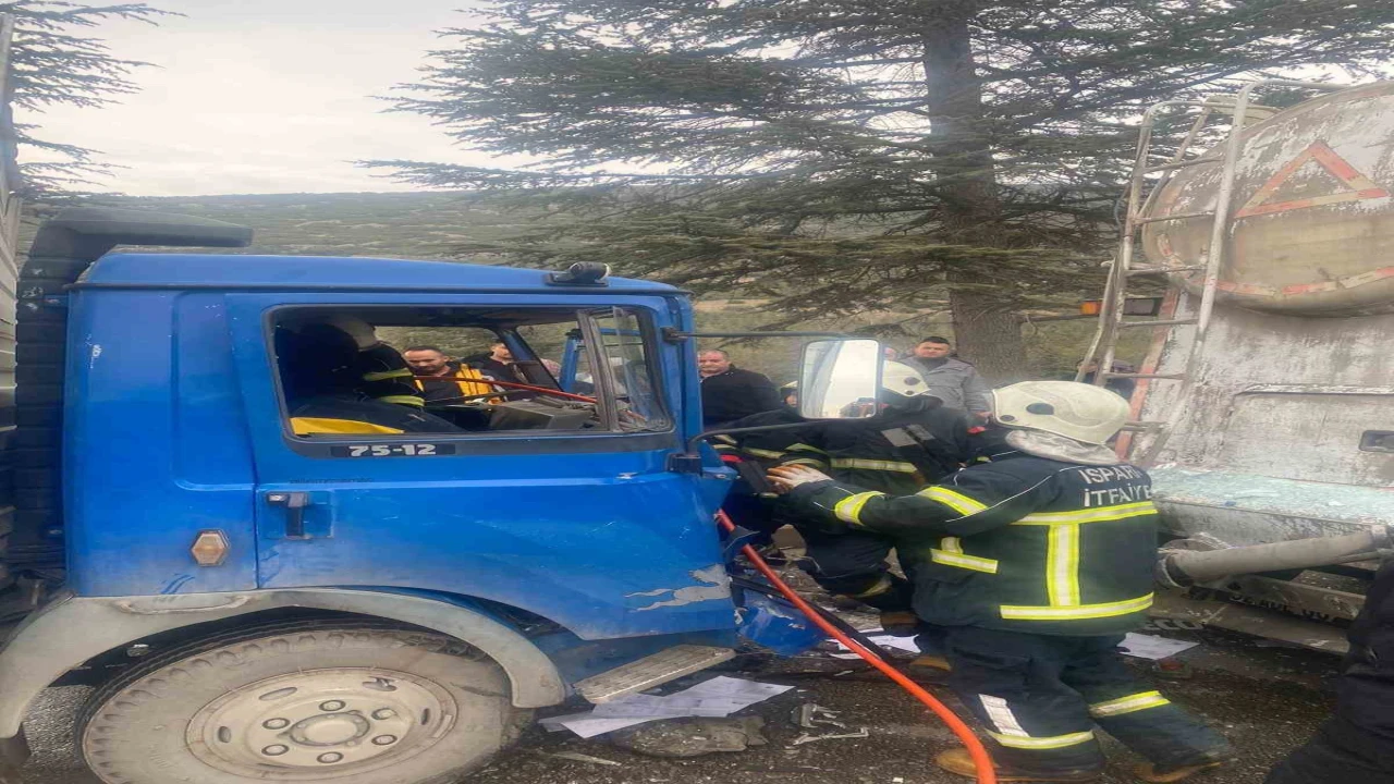 Ispartada kamyonet ile mikser çarpıştı: 1 yaralı