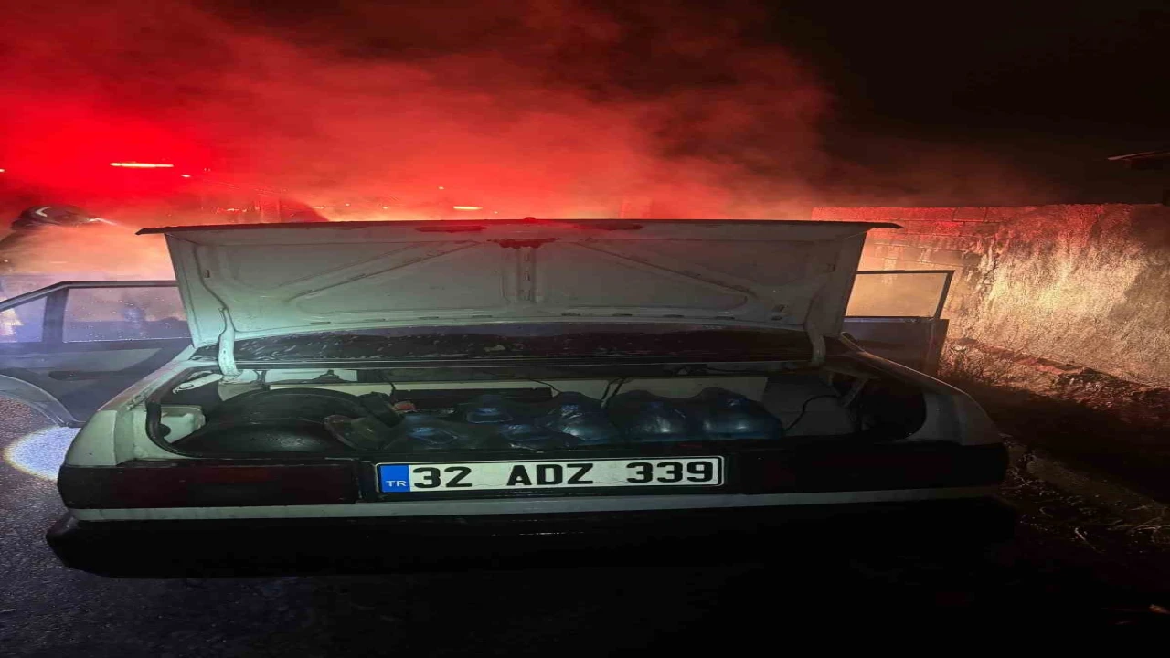 Ispartada seyir halindeki Fiat Tofaş otomobil alev aldı