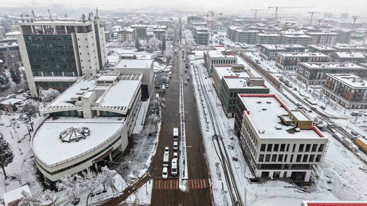 Kahramanmaraşta kar sevinci yaşanırken, ekipler de sahada görev yapıyor