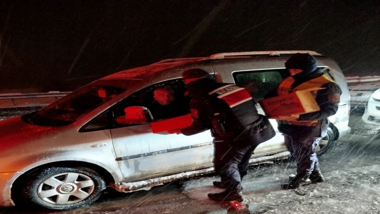 Kahramanmaraşta yolda mahsur kalan vatandaşlara jandarmadan yardım